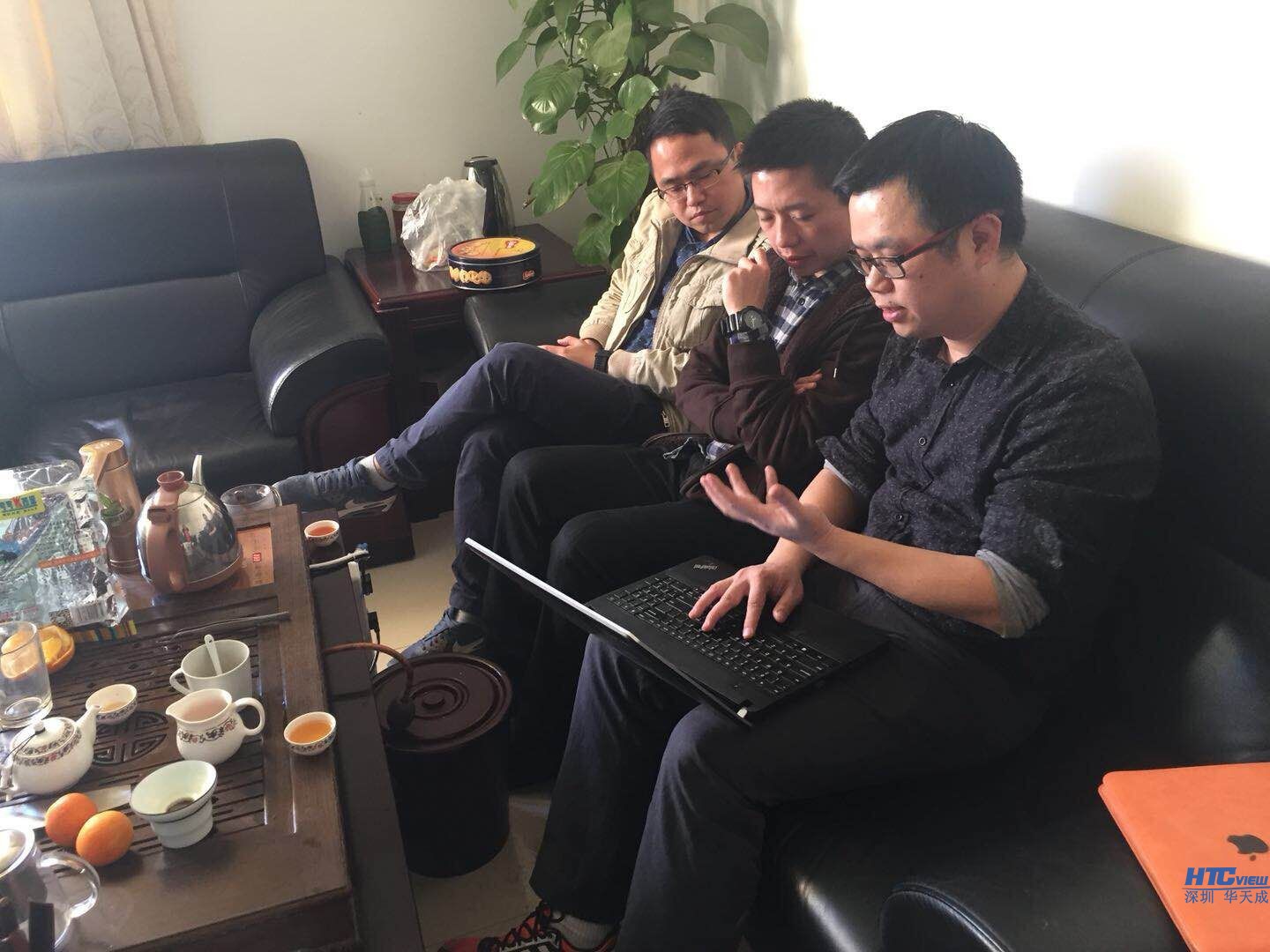 华天人向管理处耐心讲解 华天人向管理处耐心讲解